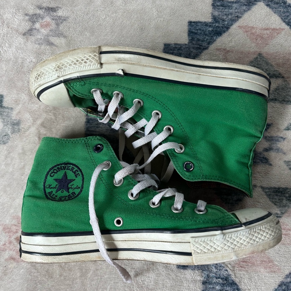Very cool green converse size women’s 8